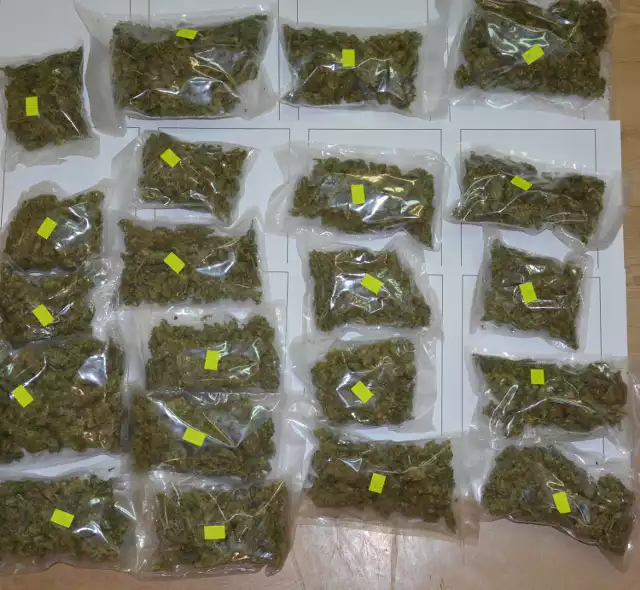 Policjanci przejęli narkotyki warte pół miliona złotych. Dwie osoby zatrzymane