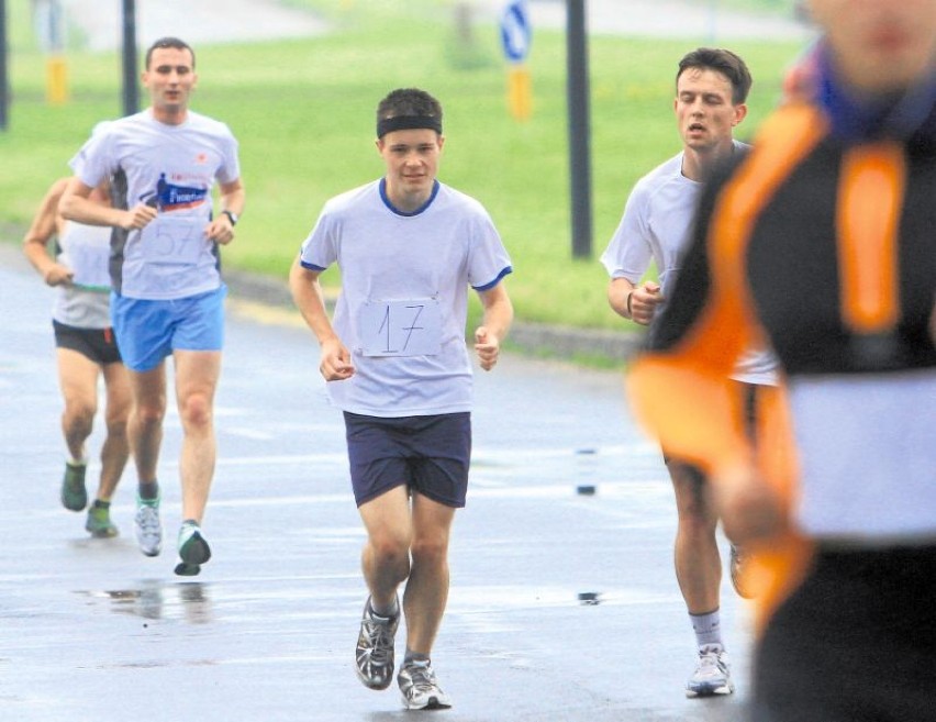 Biegacze i biegaczki wyruszą o godz. 12 sprzed Portu Lotniczego w Świdniku na atestowaną trasę o długości 21 km i 97,5 m