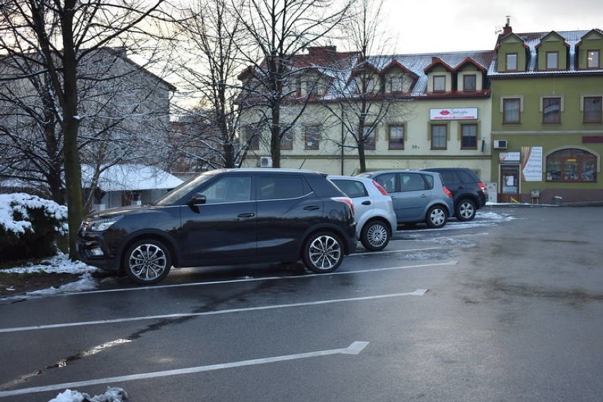 W Olkuszu wlepiają pierwsze mandaty za parkowanie bez biletu w płatnej strefie 