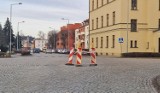 Co się stało na tym skrzyżowaniu w centrum Leszna przy Dąbrowskiego?. ,,Nowe rondo w Lesznie'' - żartują mieszkańcy