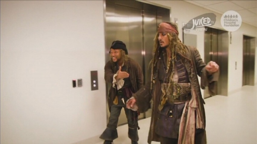 Gwiazdor w przebraniu pirata Jacka Sparrowa odwiedził...