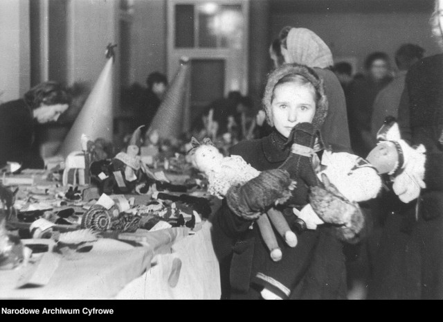 Kiermasz zabawek świątecznych w Warszawie zorganizowany przez harcerki pod hasłem Tania zabawka dla każdego dziecka, 1947 rok.