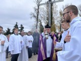 Procesja i msza święta za zmarłych na cmentarzu św. Krzyża w Gnieźnie