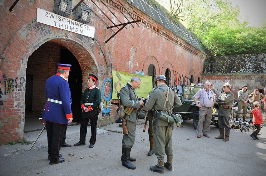 Poznaniacy zwiedzali fort pośredni IIa na Chartowie