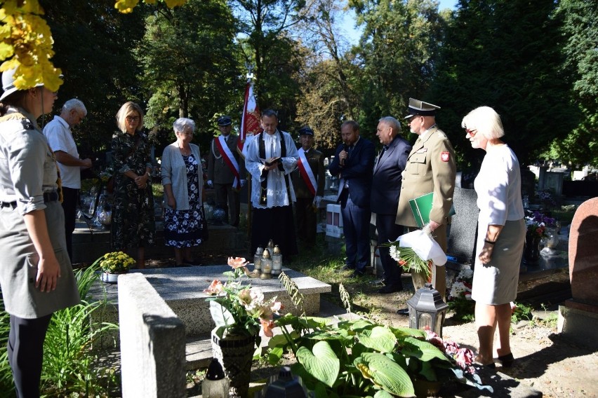 Groby powstańców śląskich znakowane są pamiątkowymi...