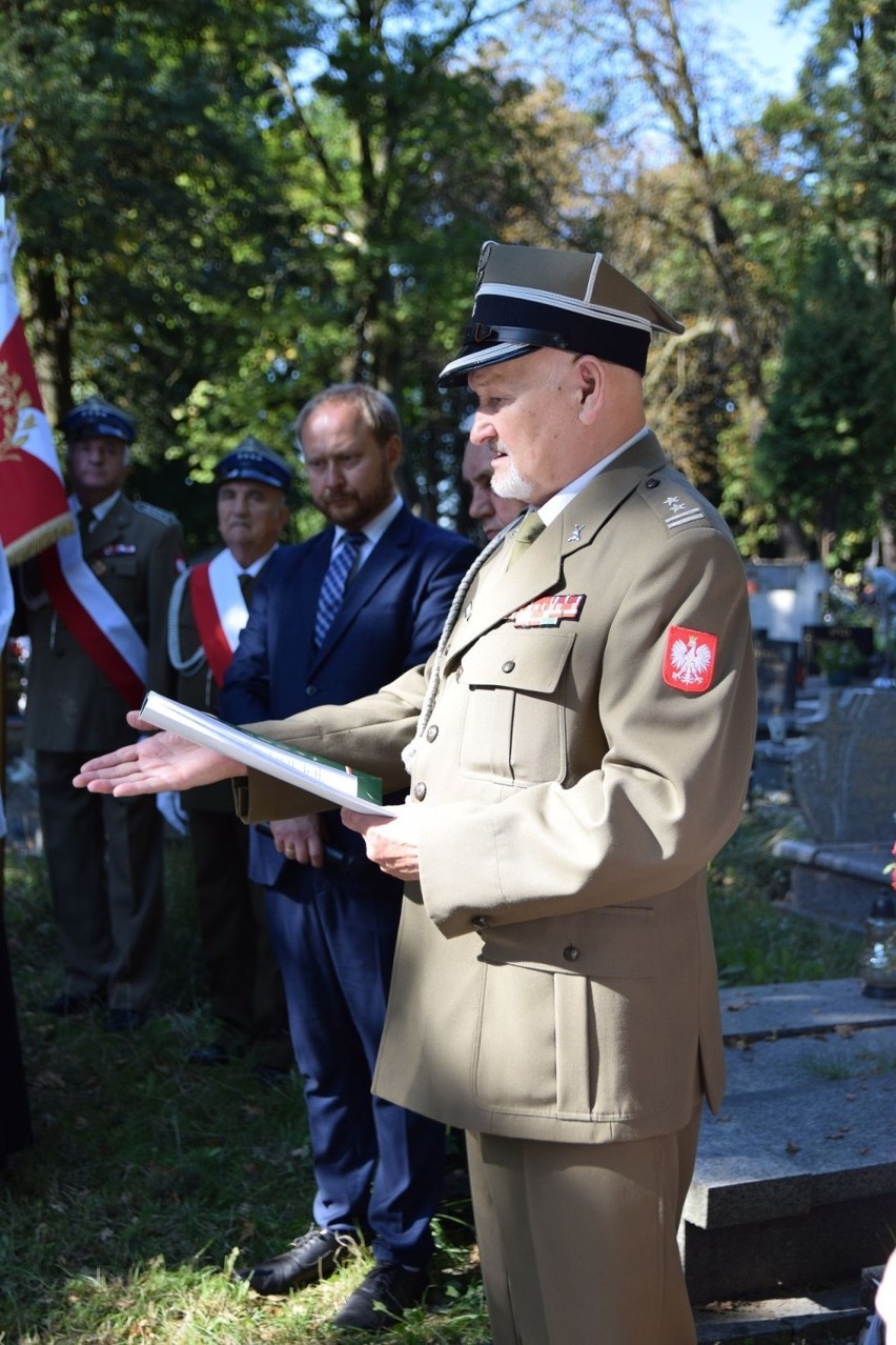 Groby powstańców śląskich znakowane są pamiątkowymi...