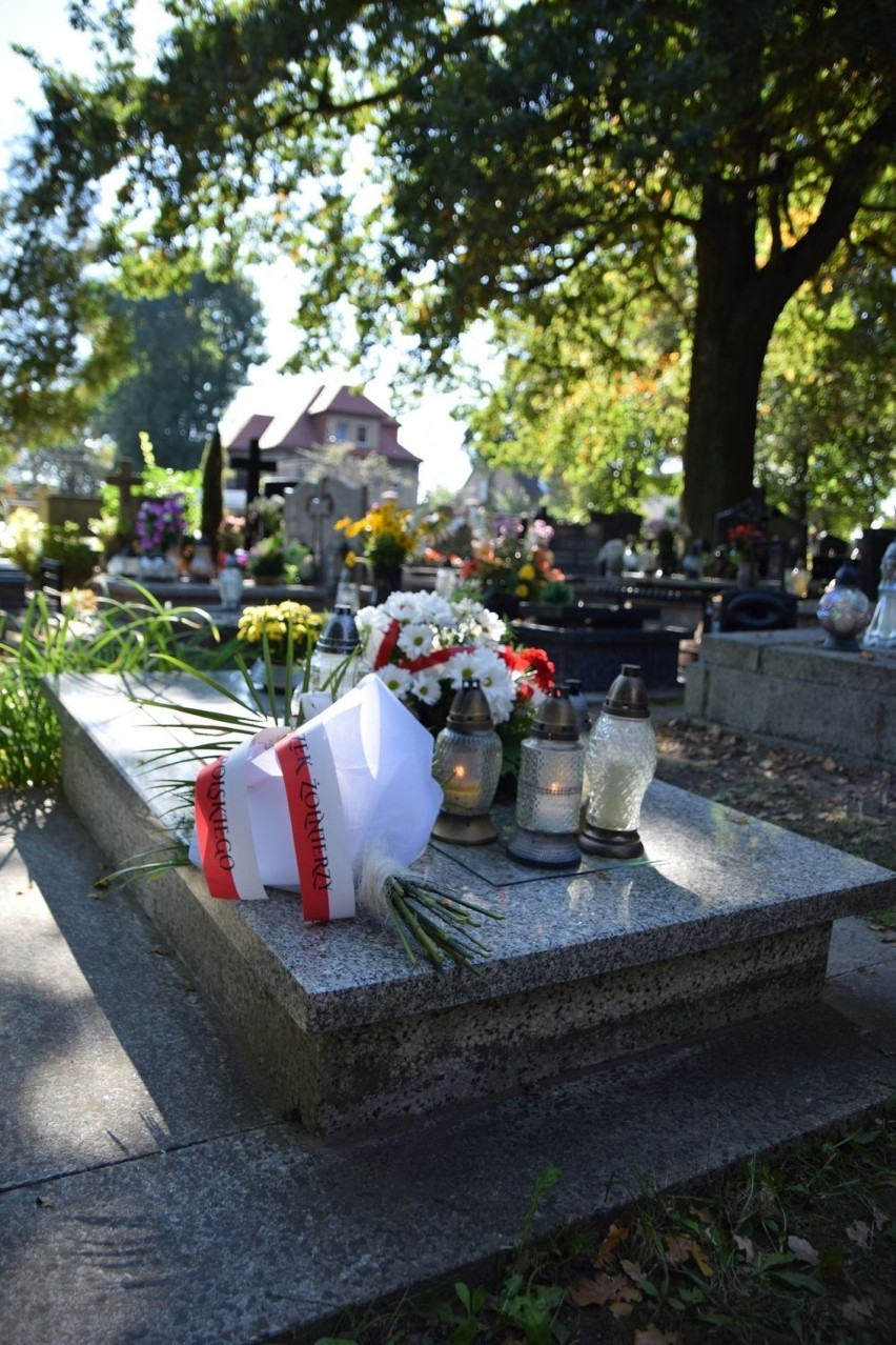 Groby powstańców śląskich znakowane są pamiątkowymi...