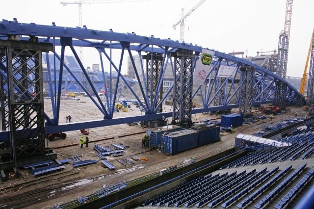 Ok. 750 mln zł - przebudowa Stadionu Miejskiego przy ul. Bułgarskiej

Gruntowną modernizację obiektu rozpoczęto już w 2002 roku. W związku z przyznaniem Polsce i Ukrainie organizacji Euro 2012 władze miasta zadecydowały o zmianie koncepcji architektonicznej stadionu na rzecz obiektu większego, mającego pomieścić ok. 45 tysięcy widzów. Podczas ME 2012 na poznańskim stadionie rozegrano trzy mecze fazy grupowej.

Oddanie do użytku: 2010-2012 r.

Stadion otwarty. Sting nie zawiódł publiczności [FILM]