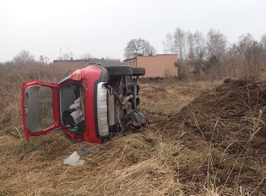 Świerklany: samochód wypadł z drogi w Jankowicach