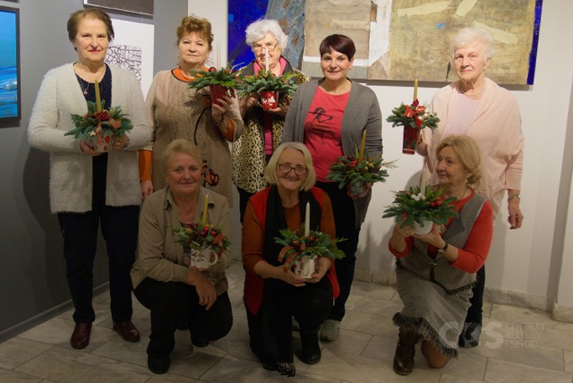 W piątek, 13 grudnia, w Centrum Kultury i Sztuki odbyły się Warsztaty Florystyczne dla Uniwersytetu Trzeciego Wieku. Panie pod okiem instruktorki wykonywały stroiki świąteczne.