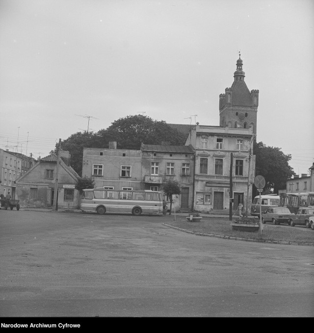 Zobacz w galerii jakimi samochodami jeździli nasi rodzice i dziadkowie. Na zdjęciu autobus Autosan H9 oraz samochody osobowe, m.in. Fiat 125 p. Zdjęcie zostało zrobione w 1980 roku w Golubiu-Dobrzyniu