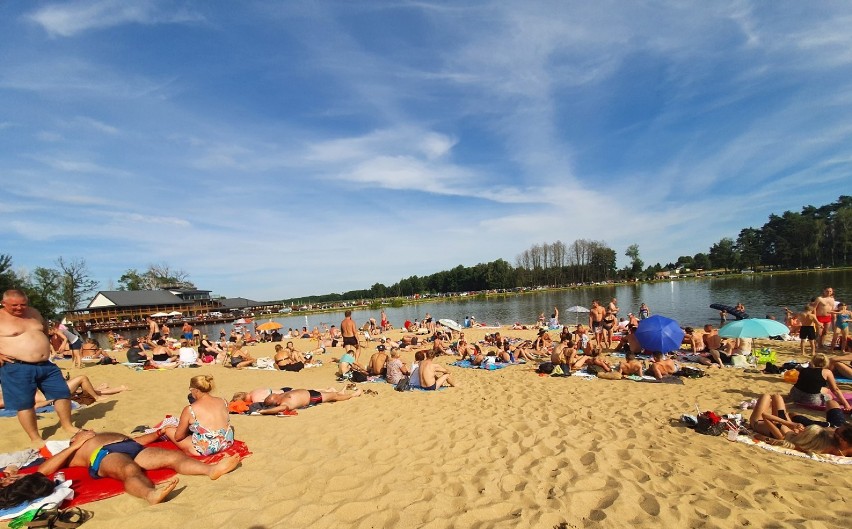 W Rybakówce tłumy jak nad Bałtykiem. Na plażę i pod palmy...