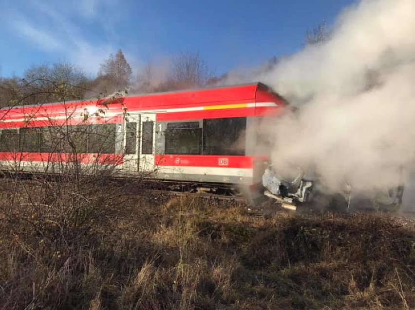 Kołbaskowo: Śmiertelny wypadek na przejeździe kolejowym. Auto stanęło w płomieniach [ZDJĘCIA, WIDEO]