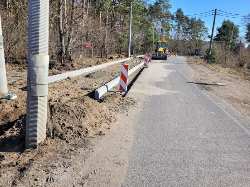 Skoki. Na Remontowanej ulicy Antoniewskiej powstaje właśnie chodnik 