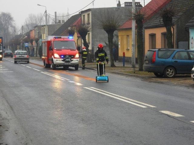 Sulmierzyce - Plama oleju na drodze zagrażała kierowcom