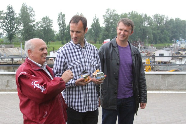 Od prawej Rafał Suszek, Cezary Zamana - dyrektor Mazovia MTB Marathon i Antoni Rękas - dyrektor Miejskiego Ośrodka Sportu i Rekreacji w Puławach.