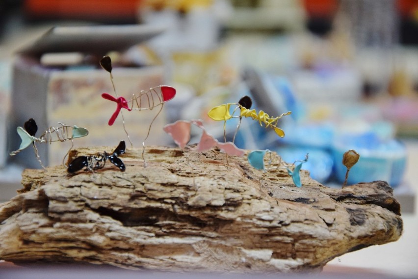 Magiczny świat miniatur nadal w Sieradzu. Wystawa Marty Szyfer-Dopadlik w Bibliotece Pedagogicznej