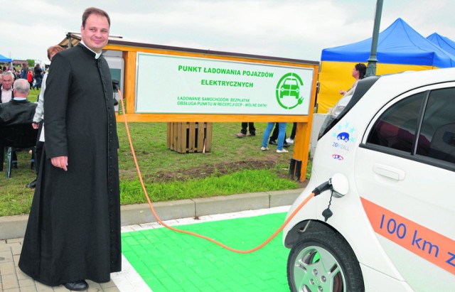 Ks. Marcin Kokoszka przy Centrum Pielgrzymowania ustawił punkt ładowania pojazdów na prąd