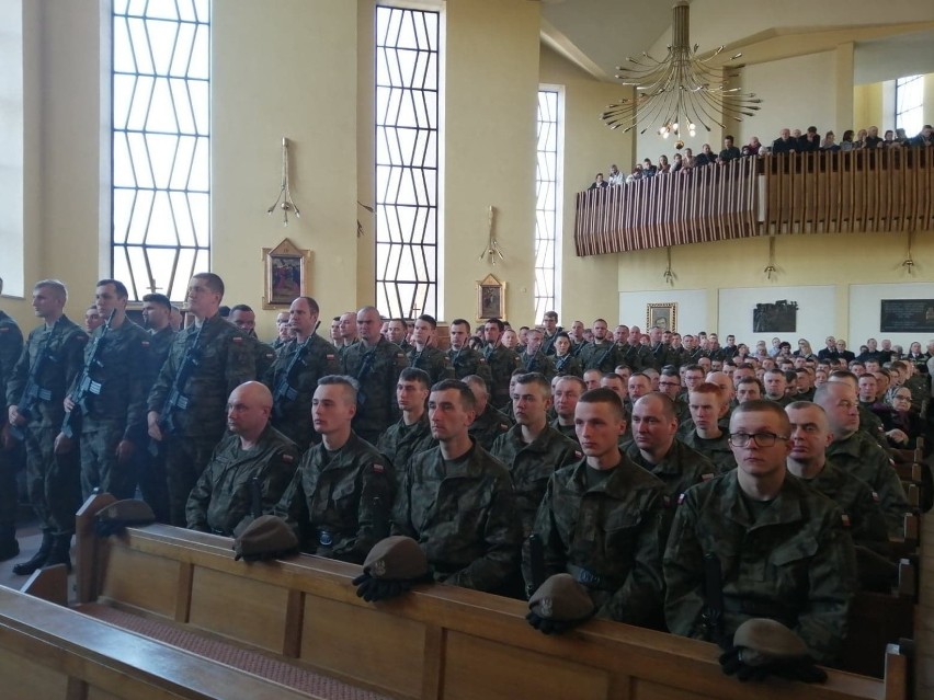 Przysięga żołnierzy X Świętokrzyskiej Brygady Wojsk Obrony Terytorialnej w Ostrowcu Świętokrzyskim 