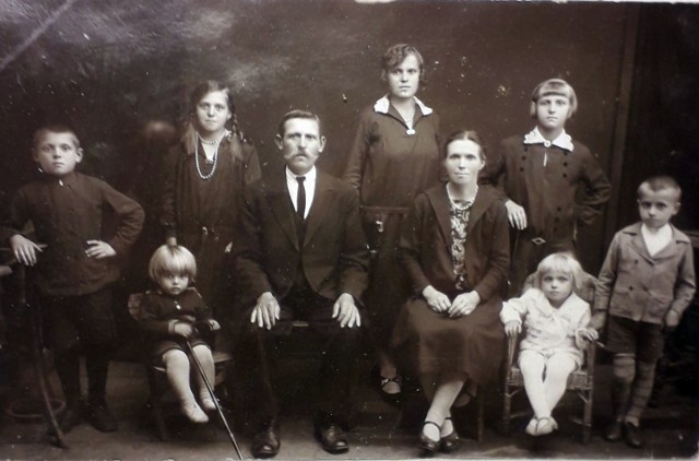 Fotografia pochodzi z archiwum rodziny Kalskich; zdjęcie wykonano ok. 1930 r. na Polesiu; po prawej stronie w foteliku w białym ubraniu - Henryk Kalski