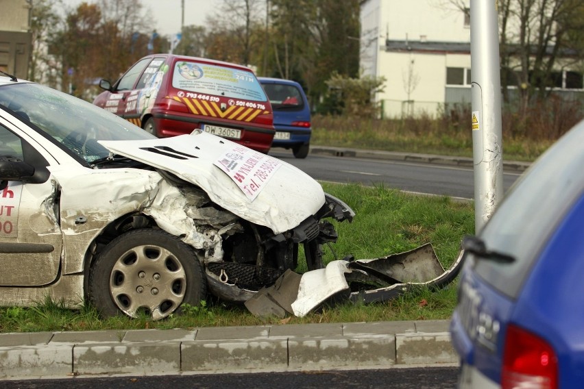 Wrocław: Wypadek na Żmigrodzkiej. Jedna osoba ciężko ranna (ZDJĘCIA)