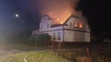 Pożar domu wielorodzinnego w Nowcu koło Dzierzgonia. Trzy rodziny pozostały bez dachu nad głową [ZDJĘCIA]