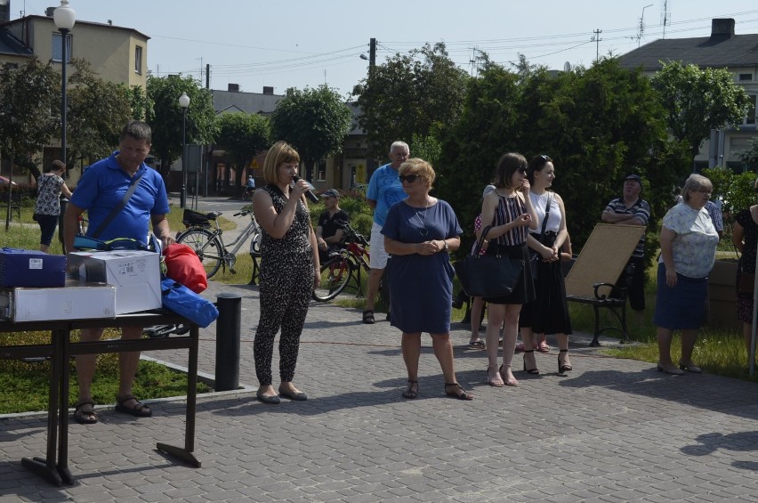 Szachiści opanowali plac Dąbrowskiego w Zelowie, gdzie grali...