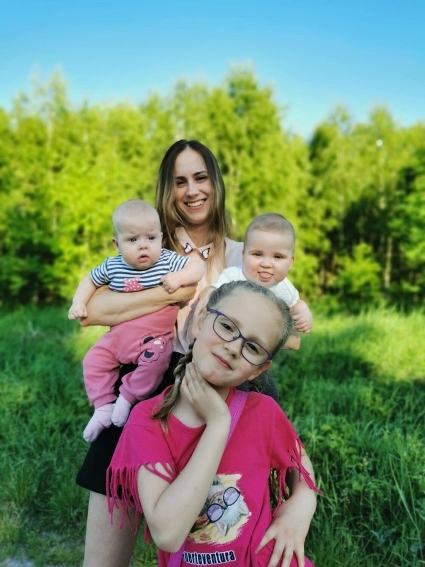 Wioletta Łęgowik z córką Amelią oraz bliźniakami Roksaną i...
