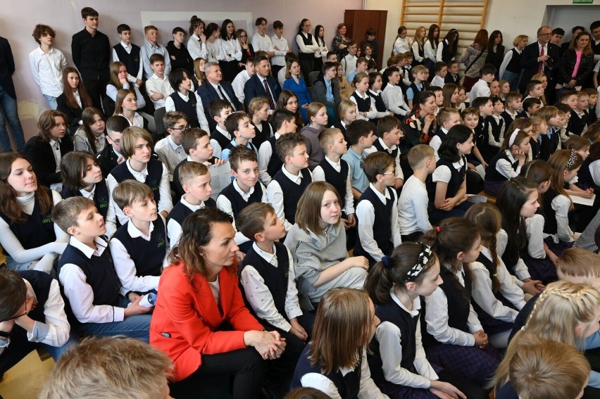 Wielkie święto Akademickiej Szkoły Podstawowej w Kielcach. Po raz pierwszy publicznie zaprezentowano hymn. Zobaczcie zdjęcia i film