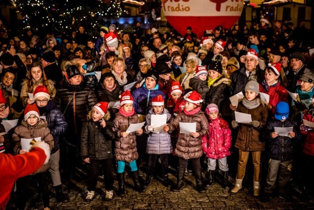 W piątek, 4 grudnia 2015, na gnieźnieńskim Rynku Radio Plus Gniezno nagrało miejską kolędę.
