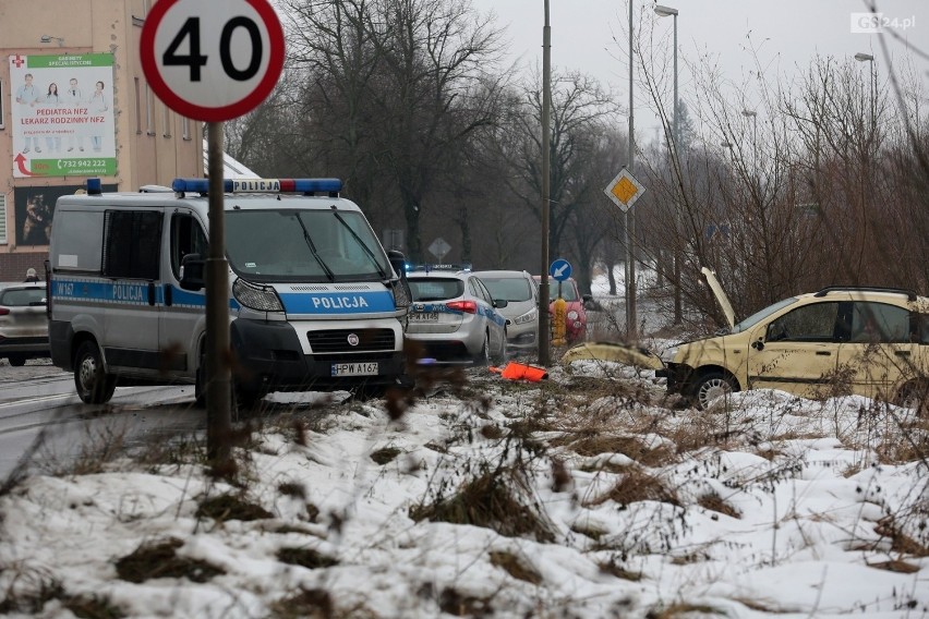 Policyjny pościg w Szczecinie. Dachowanie i zablokowana główna droga prowadząca do Polic - 19.01.2021