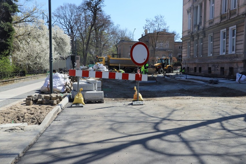 Postęp prac przy budowie ronda w Brzegu.