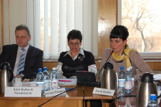 Joanna Żurek (z prawej) apelowała do burmistrza miasta o zerwanie umowy z właścicielem schroniska w Małoszycach