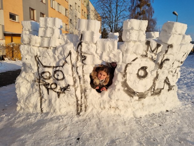 Dzieci skorzystały z ostatniej okazji w tym roku, aby pobawić się w prawdziwie zimowej scenerii.