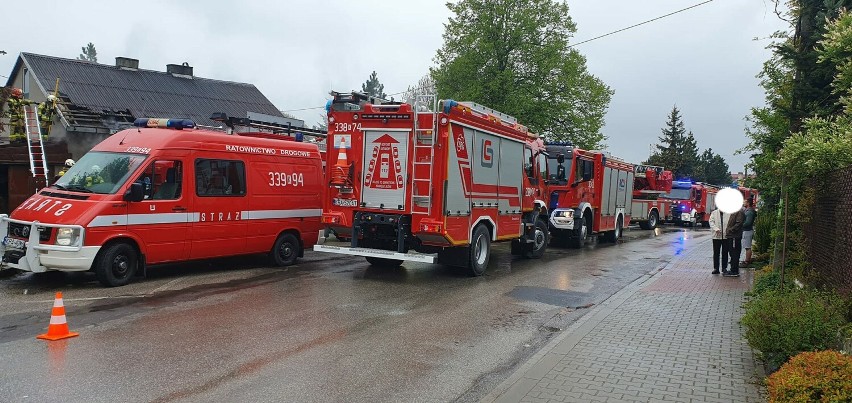 Pożar domu w gminie Zabierzów. Mieszkająca tam osoba zdążyła się ewakuować. Do gaszenia zadysponowano dziewięć zastępów straży pożarnych