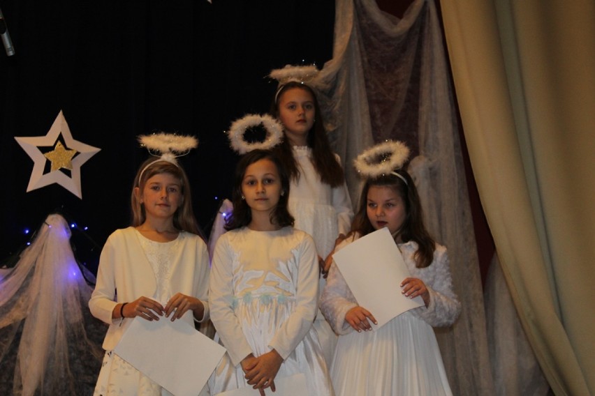 Uczniowie Szkoły Podstawowej w Konopnicy wprowadzili uczniów w magiczny okres świąt[ZDJĘCIA]