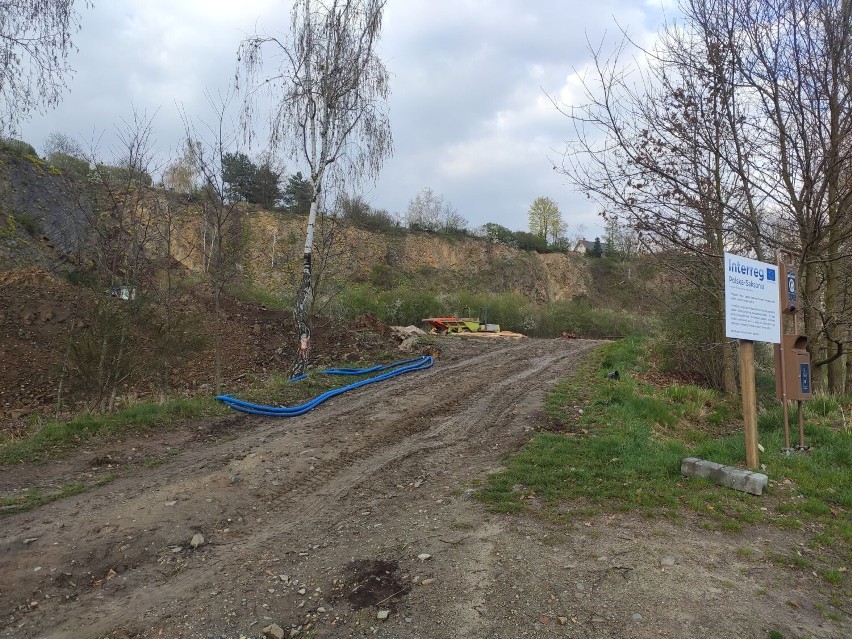 Rozpoczęły się prace przy budowie placu zabaw za ponad 320 000 euro. Powstanie obok zalewu Czerwona Woda w Zgorzelcu