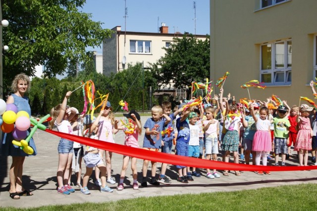 Oficjalne otwarcie placu zabaw przy Przedszkolu Miejskim nr 7 w Lesznie.  Radość dzieci jest wielka [ZDJĘCIA] | Leszno Nasze Miasto