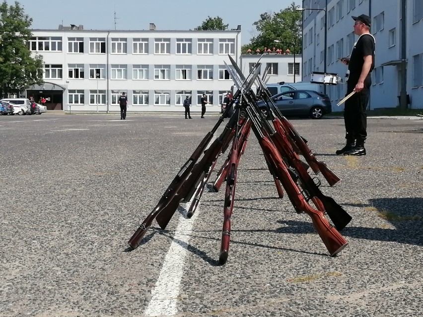 Wielka defilada, kilkadziesiąt policyjnych radiowozów,...