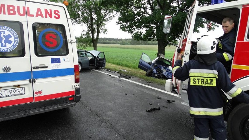 W zderzeniu Forda z Peugeotem zginęła jedna osoba, 2 trafiły...