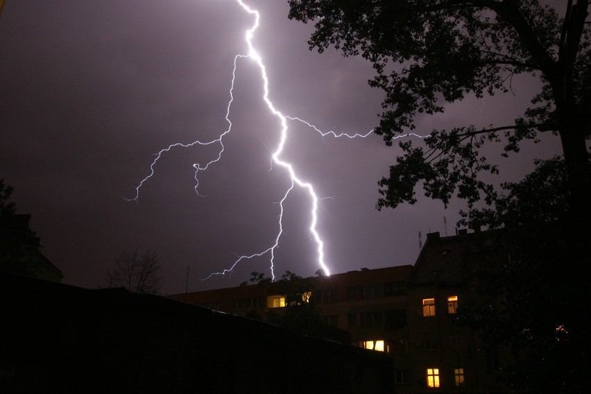 Uwaga, dziś nad Legnicą możliwa jest burza z gradem!