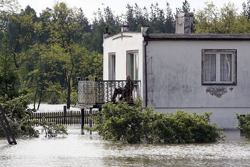 W Kwiatkowicach mieszkańcy podtopionych domów z niepokojem...