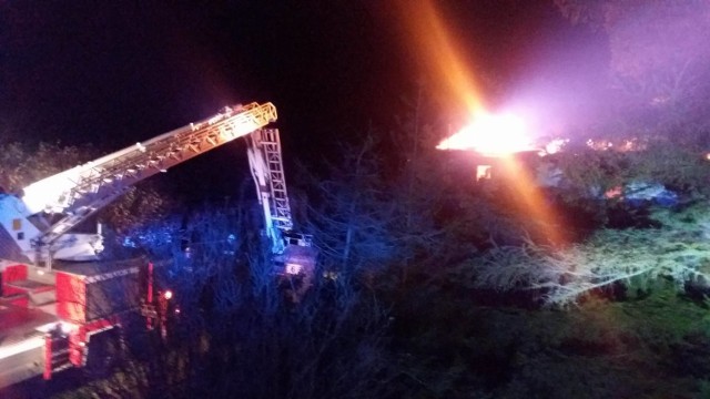 W pobliżu drogi krajowej nr 25 w miejscowości Tarkowo Górne (na granicy powiatów inowrocławskiego i bydgoskiego) w nocy w płomieniach stanął pustostan. W gaszenie pożaru zaangażowanych było aż 40 strażaków, których akcja trwała prawie 7,5 godziny. Na szczęście, nikt nie ucierpiał.