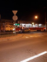 Kolizja na Wyzwolenia. Samochód wjechał w tramwaj 