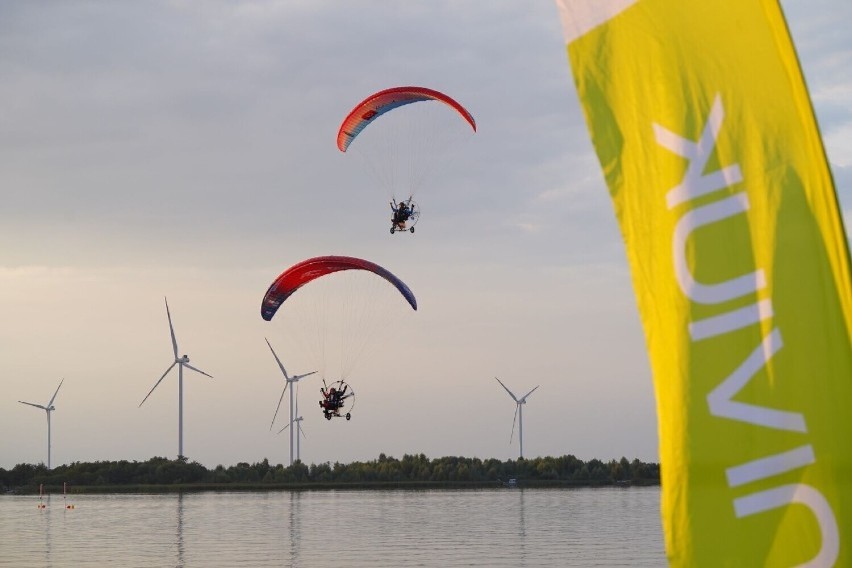 Mistrzostwa Polski w locie motoparalotnią w Przykonie. Slalom nad taflą wody i podniebne zmagania. Finał już w ten weekend