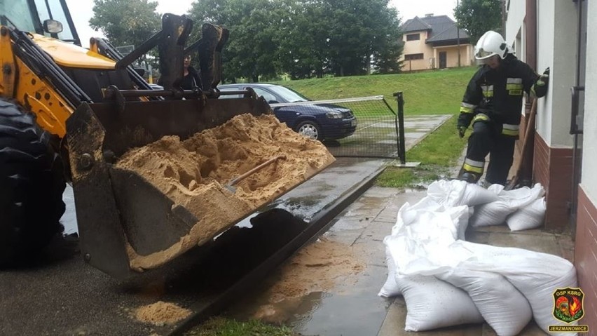 Podtopienia szkół w Jerzmanowicach i Sąspowie oraz dróg w gminie Zielonki