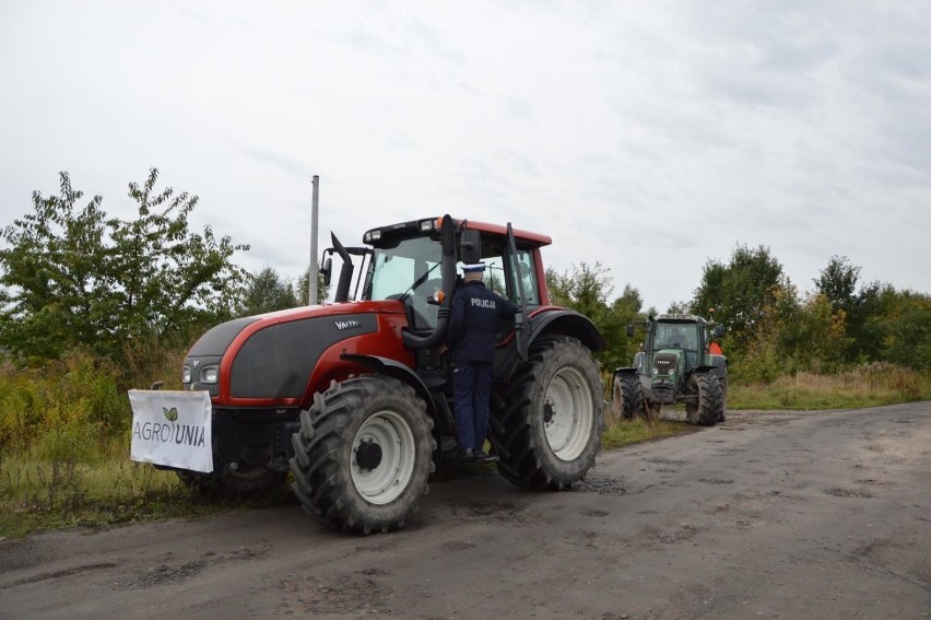 Protesty rolników w Łódzkiem. Rolnicy z Agrounii zostali zablokowani przez policję [ZDJĘCIA]