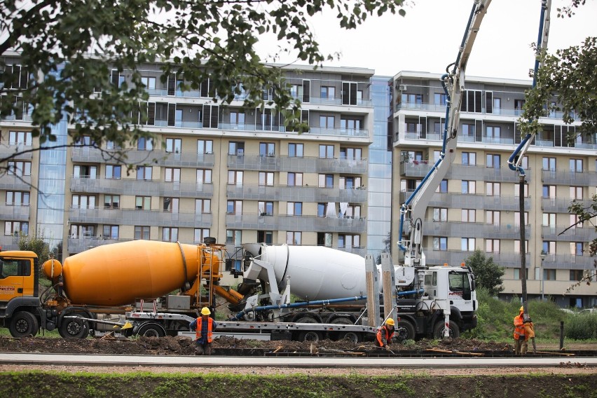 Potężne zmiany na północy Krakowa. Na budowie linii tramwajowej do Górki Narodowej widać coraz więcej ZDJĘCIA