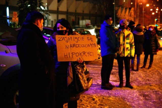 W środę w Radomiu odbył się protest w sprawie zaostrzenia prawa aborcyjnego. Przypomnijmy, w październiku 2020 roku Trybunał Konstytucyjny orzekł, że dopuszczalność przerwania ciąży w przypadku ciężkiego upośledzenia lub choroby płodu jest niezgodna z konstytucją. Zgodnie z decyzją TK, aborcja w przypadku zagrożenia urodzeniem dziecka ciężko chorego lub bez szansy na przeżycie, jest sprzeczna z konstytucją. 

Trybunał Konstytucyjny w środę, 27 stycznia wydał uzasadnienie do wyroku z 22 października 2020 roku w sprawie przepisów aborcyjnych. Liczący 153 strony dokument sprawia, że wyrok jest bliski wejścia w życie. Zacznie obowiązywać dopiero po jego ogłoszeniu w Dzienniku Ustaw.

Ludzie spontanicznie w internecie organizowali protesty. Również w Radomiu, gdzie protest odbył się przed siedzibą PiS na Grzecznarowskiego. Nie było dużo czasu na organizację, bo zapowiedź protestu pojawiła się godzinę przez startem spotkania. Z tego powodu przed siedzibą radomskiego PiS-u pojawiła się kilkanaście osób. Mieli ze sobą transparenty, flagi, zapalili znicze i ulepili ze śniegu kaczki. Na miejscu pojawiła się policja, która jednak nie musiała podejmować interwencji. W Radomiu to był pierwszy protest aborcyjny w tym roku.

Więcej zdjęć na kolejnych slajdach.
Używaj gestów lub strzałek.