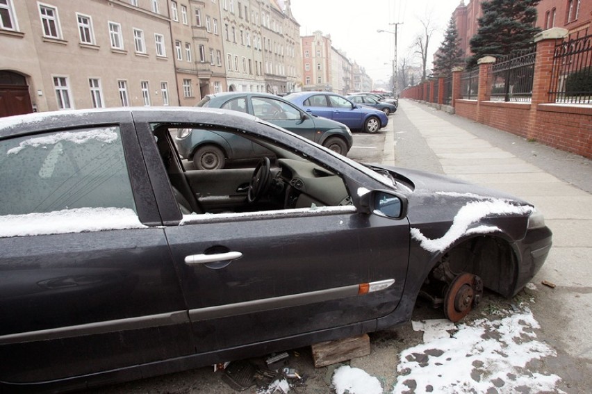 Wrak auta osobowego stoi na ulicy Hutników w Legnicy